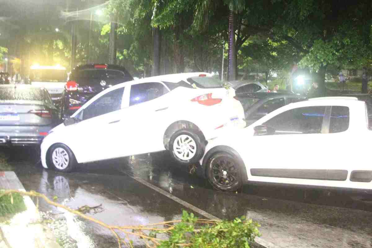 VÍDEOS: chuva forte em BH arrasta carros, alaga ruas e provoca desabamentos - Marcos Vieira/EM/D.A press