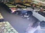 Vídeo: carro desgovernado invade sacolão em BH, e duas pessoas ficam feridas - Câmera de monitoramento/Reprodução