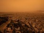 Poeira do deserto de Saara deixa Atenas com céu laranja; veja -  ANGELOS TZORTZINIS / AFP