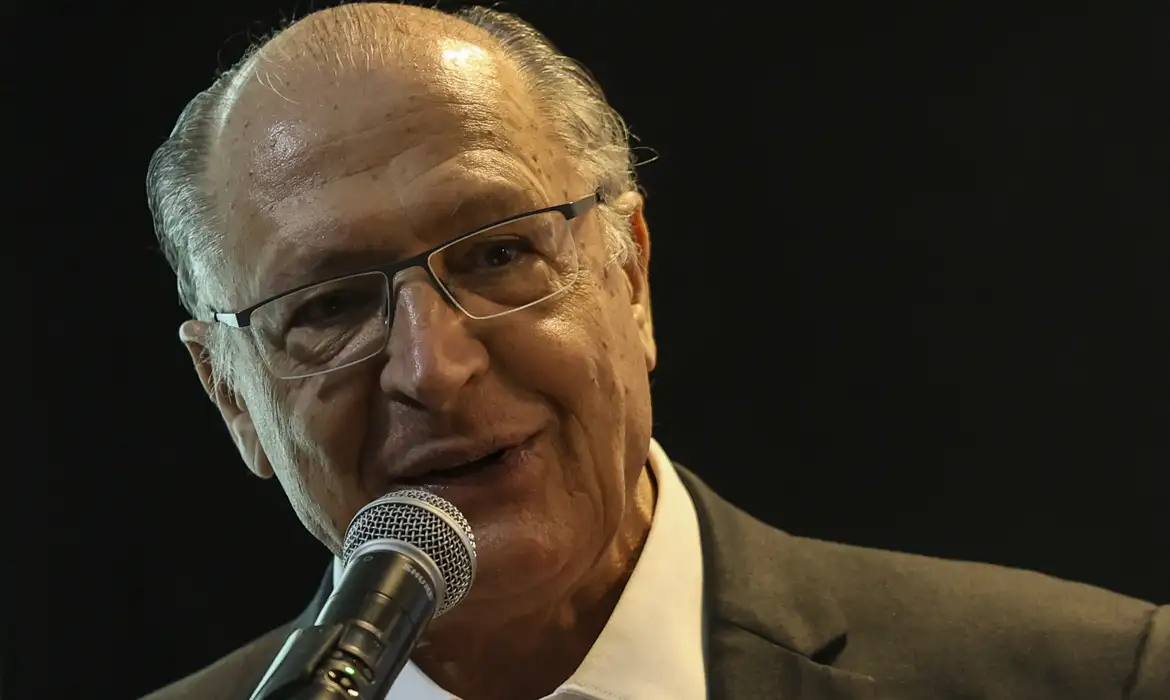 Alckmin mostra seu ‘lado médico’ e ajuda passageira em apuros durante voo - EBC