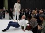 Lula tenta reproduzir movimentos de acrobata durante evento na França - Michel Euler/POOL/AFP