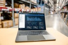  Warehouse management system dashboard on laptop for data analytics, inventory tracking and logistics control in modern storage facility with smart digital technology
     -  (crédito:  Getty Images)