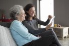 Happy elderly woman and her daughter browsing on tablet computer. Mother and daughter sitting on couch with home interior in background. Technology concept.
- (crédito: Goncalo Costa) Happy elderly woman and her daughter browsing on tablet computer. Mother and daughter sitting on couch with home interior in background. Technology concept.
- (crédito: Goncalo Costa)