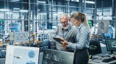  Car Factory Office: Manager Talks with Senior Engineer, Use Tablet Computer to Design Production Conveyor for Advanced Power Engines. Automated Robot Arm Assembly Line Manufacturing Vehicles
     -  (crédito:  Getty Images/iStockphoto)