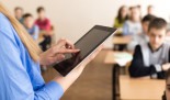  Teacher asking her students a question at the elementary school with tablet computer
     -  (crédito: DINO)