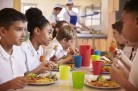 Primary school kids eat lunch in school cafeteria, close up
     -  (crédito:  Getty Images/iStockphoto)