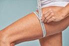  Weight loss. Cropped shot of a woman measuring her leg with a tape measure while standing against blue background. Health , dieting and body care concept
     -  (crédito:  Dmytro Adamov)