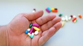  Obesity patient take medicine colorful tablets, pills and capsules in hand for treatment and cure disease or sickness. Drug prescription use for medication in medical clinic, pharmacy service concept.
       -  (crédito:  Getty Images)