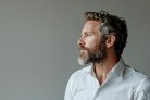  A handsome man with a beard, wearing a white shirt, in profile view, isolated on gray background.
     -  (crédito: DINO)