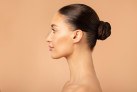 Profile side view of young woman after rhinoplasty operation with perfect nose posing on beige background
- (crédito: DINO) Profile side view of young woman after rhinoplasty operation with perfect nose posing on beige background
- (crédito: DINO)