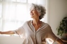  Happy Caucasian middle aged mature woman dancing at home manifesting happiness and wellbeing. Comfort living and freedom concept
     -  (crédito: DINO)
