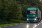  A teal semi truck speeds along a wet forest road, headlights reflecting on the asphalt. A dynamic shot of modern logistics, energy and nonstop movement.
     -  (crédito: DINO)