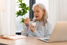  Mature woman eating yogurt at her desk, promoting wellness, nutrition, and healthy aging lifestyle
     -  (crédito: DINO)
