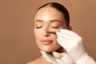 Rhinoplasty concept. Doctor's gloved hand making marks on female face, young woman posing on beige studio background, closeup
     -  (crédito: DINO)