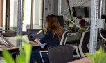 Trabalhar sentado o dia inteiro pode estar prejudicando sua saúde e sua produtividade -  (crédito: Mercado Hoje)