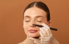  Rhinoplasty operation concept. Doctor making marks on female nose, young woman preparing for surgery, posing on beige background, closeup
     -  (crédito: DINO)