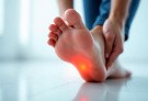 Close-up view of a person's foot showing a highlighted area of pain on the heel. The person is holding their heel suggesting discomfort. The setting appears to be indoors.
- (crédito: DINO) Close-up view of a person's foot showing a highlighted area of pain on the heel. The person is holding their heel suggesting discomfort. The setting appears to be indoors.
- (crédito: DINO)