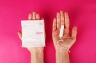 Woman holding menstrual tampon and pad on a pink background. Menstruation time. Hygiene and protection.
- (crédito: Getty Images) Woman holding menstrual tampon and pad on a pink background. Menstruation time. Hygiene and protection.
- (crédito: Getty Images)