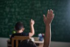  kid raising his hand in classroom 
     -  (crédito:  Johnstocker)