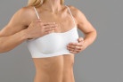 Self-Screening Concept. Cropped shot of young woman in white bra top examining her breasts, unrecognizable female checking up body for cancer prevention, standing on grey background, closeup
- (crédito: DINO) Self-Screening Concept. Cropped shot of young woman in white bra top examining her breasts, unrecognizable female checking up body for cancer prevention, standing on grey background, closeup
- (crédito: DINO)