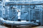  technologist make set up of the production line while standing near digital screen at the department of dairy factory
     -  (crédito:  TRAIMAK.BY)