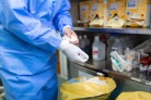  Male surgeon removing surgical gloves in operation theater at hospital
     -  (crédito: DINO)