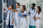 Projeto propõe suspender novos cursos de medicina por 5 anos - (crédito: DINO) Projeto propõe suspender novos cursos de medicina por 5 anos - (crédito: DINO)