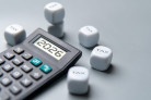 A calculator displaying the year 2026 surrounded by dice labeled TAX. Financial planning, taxation, accounting, and budget concepts.
- (crédito: DINO) A calculator displaying the year 2026 surrounded by dice labeled TAX. Financial planning, taxation, accounting, and budget concepts.
- (crédito: DINO)