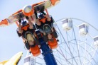  Teenagers ride head down on a carousel. Extreme rides in the park.
     -  (crédito:  Getty Images)