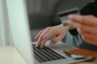 Empréstimo online exige atenção para evitar golpes - (crédito: DINO) Empréstimo online exige atenção para evitar golpes - (crédito: DINO)