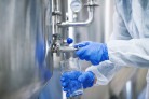 Close up view of hands in protective gloves opening tap valve and filling glass with samples from industrial machine reservoir.
- (crédito: DINO) Close up view of hands in protective gloves opening tap valve and filling glass with samples from industrial machine reservoir.
- (crédito: DINO)