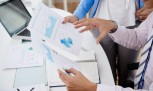 Close-up image of coworkers discussing business charts and graphs at the meeting
- (crédito: ) Close-up image of coworkers discussing business charts and graphs at the meeting
- (crédito: )