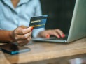 woman sat with a laptop and paid with a credit card
- (crédito: DINO) woman sat with a laptop and paid with a credit card
- (crédito: DINO)