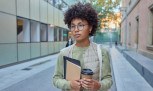  Outdoor shot of beautiful woman with curly hair spends leisure time at urban setting holds modern device takeaway coffee and notepad wears casual clothes focused forward uses touch pad for navigation
     -  (crédito: Mercado Hoje)