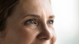 Blue eyes of young middle aged woman with black mascara on eyelashes looking away, smiling, laughing. Cropped shot banner. Female model upper face with natural makeup, dry facial skin with wrinkles
- (crédito: DINO) Blue eyes of young middle aged woman with black mascara on eyelashes looking away, smiling, laughing. Cropped shot banner. Female model upper face with natural makeup, dry facial skin with wrinkles
- (crédito: DINO)
