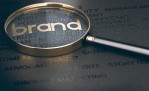 Brand marketing and management, branding or rebranding concept. 3d illustration of a magnifying glass over golden and black words.
- (crédito: Getty Images/iStockphoto) Brand marketing and management, branding or rebranding concept. 3d illustration of a magnifying glass over golden and black words.
- (crédito: Getty Images/iStockphoto)