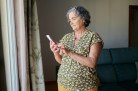 Vida digital desafia convivência na terceira idade -  (crédito: DINO)