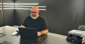 Arquitetura híbrida de IA: o que roda no fornecedor, o que roda em casa, e por que a linha entre os dois é a regra de negócio - (crédito: PulseBrand) Arquitetura híbrida de IA: o que roda no fornecedor, o que roda em casa, e por que a linha entre os dois é a regra de negócio - (crédito: PulseBrand)