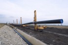 Heavy duty construction machines carrying and placing gas pipe into the ground.
- (crédito: DINO) Heavy duty construction machines carrying and placing gas pipe into the ground.
- (crédito: DINO)