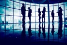  Several white collar workers communicating in office against window
     -  (crédito: DINO)
