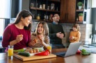 Happy parents standing at the kitchen counter with their children at home, talking about the recipe and enjoying weekend together
- (crédito: DINO) Happy parents standing at the kitchen counter with their children at home, talking about the recipe and enjoying weekend together
- (crédito: DINO)