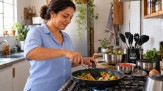 Brasileiros voltam a cozinhar em casa e buscam orientação - (crédito: DINO) Brasileiros voltam a cozinhar em casa e buscam orientação - (crédito: DINO)