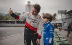 Daniel Lancaster acompanha estreia do filho aos 7 no kart em São Paulo
- (crédito: PulseBrand) Daniel Lancaster acompanha estreia do filho aos 7 no kart em São Paulo
- (crédito: PulseBrand)