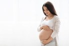 Happy young pregnant woman in comfortable homewear standing next to window at home, looking at her big tummy, waiting for baby, panorama with copy space. Pregnancy, motherhood concept
- (crédito: DINO) Happy young pregnant woman in comfortable homewear standing next to window at home, looking at her big tummy, waiting for baby, panorama with copy space. Pregnancy, motherhood concept
- (crédito: DINO)