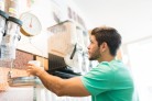  Latin young male customer weighing food in supermarket
     -  (crédito:  Antonio Diaz)