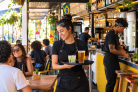 Bares e restaurantes são o 2º setor que mais contrata jovens -  (crédito: DINO)
