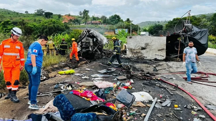 Acidente em Teófilo Ottoni reacende alerta para segurança na BR-116 - Divulga&ccedil;&atilde;o Bombeiros MG